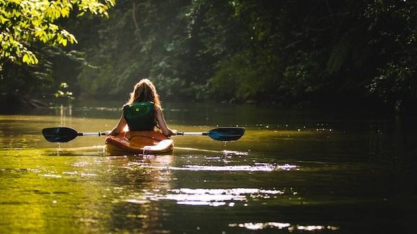 Comment préparer sa forme physique pour une sortie en canoë en famille en Ardèche?